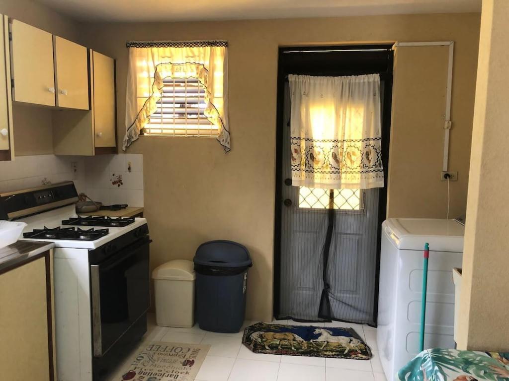 הוילה ברידג'טאון Donamae 2 Story Barbados House מראה חיצוני תמונה